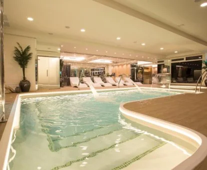 Zona de la piscina con cascadas y chorros en On Hotels Oceanfront 