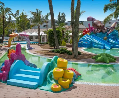 Piscina infantil del ApartHotel con spa Iberostar Ciudad Blanca en Port d'Alcudia