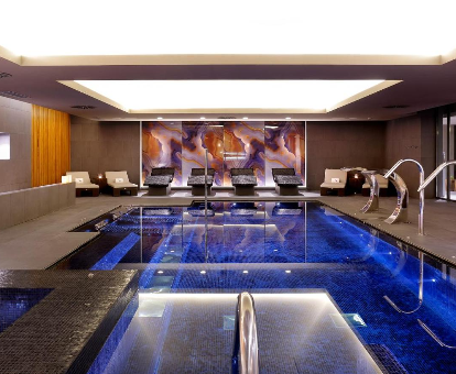 Piscina climatizada y con hidromasaje localizada en el spa del Hotel InterContinental Barcelona