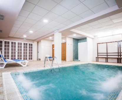 Bañera de hidromasaje localizada en el spa del hotel Intur Bonaire en Benicàssim