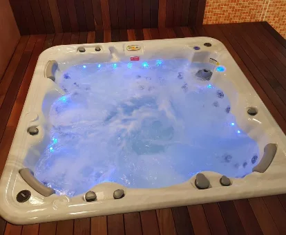 Jacuzzi del spa ubicado en el hotel 4 estrellas Intur Orange, Benicàssim