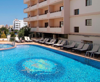 Piscina al aire libre del hotel con spa La Cala en Santa Eularia des Riu