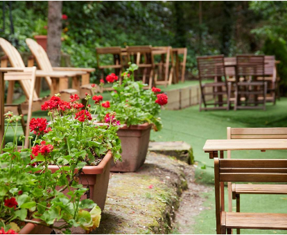 Zona de descanso del jardín ubicado en el Hotel con Spa Iriguibel en Huarte