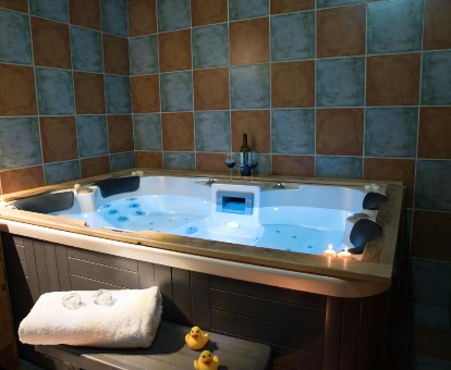 Bañera de hidromasaje de la zona del spa de la casa Jabata en Cabezas Altas