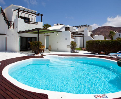 Piscina exterior del hotel con spa Kamezí, Playa Blanca