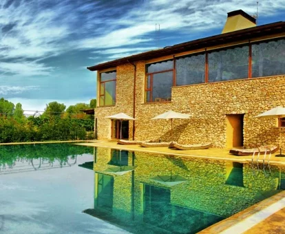 Piscina al aire libre ubicada en el hotel rural con spa Kinedomus Bienestar, Aranda de Duero