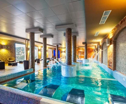Piscina interior del Hotel con spa La Caminera en Torrenueva