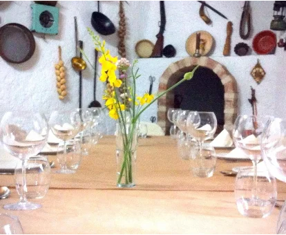 Zona de comedor estilo vintage del Hostal con servicio de spa 