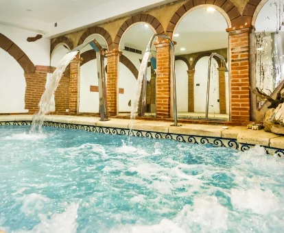 Piscina con chorros de sensaciones ubicada en el spa de la Casa Rural La Chirumba en Aldeatejada