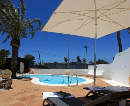 Piscina del hotel con servicios de spa Finca de La Florida en San Bartolomé