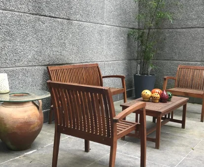 Zona de descanso al aire libre del apartamento con servicios de spa La Madame en San Sebastián
