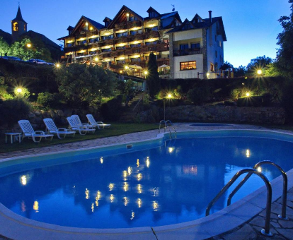 Piscina al aire libre ubicada en el Hotel con spa La Morera en Valencia de Aneu