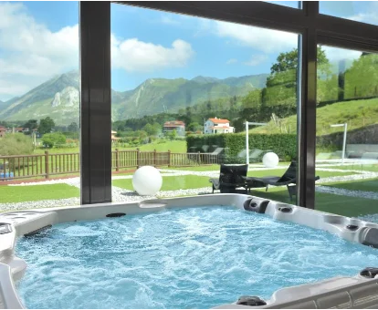 Jacuzzi de hidromasaje del spa situado en La Piconera Hotel en Ribadesella