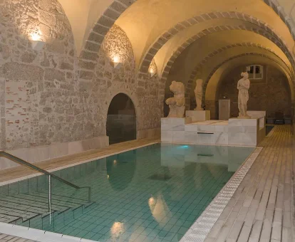 Piscina interior ubicada en el spa de los Apartamentos La Plazuela en Baños de Montemayor