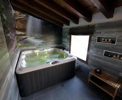 Jacuzzi ubicado en el spa de la casa La Puerta Del Río Lobos
