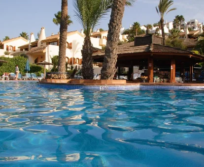 Piscina exterior del hotel con spa y centro de bienestar 