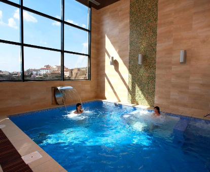 Piscina de hidromasaje del spa ubicado en el Hotel La Trufa Negra en Mora de Rubielos