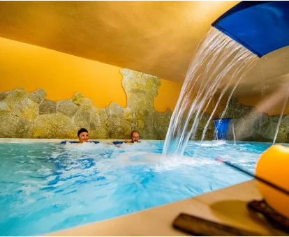 Piscina de hidromasaje del spa ubicado en los Apartamentos La Venta del Charco en Cardeña
