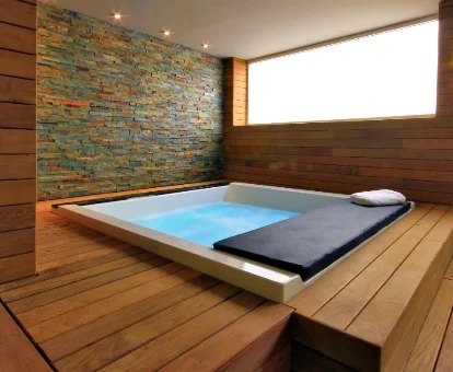 Piscina de hidromasaje ubicada en el spa de los apartamentos Lagaya en Valderrobres