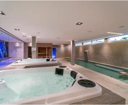 Jacuzzis de hidromasaje del spa ubicado en el Hotel Casas del Lago en Cala'n Bosch 