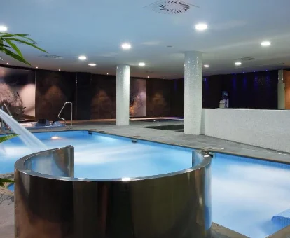 Piscina de hidromasaje localizada en el spa del hotel Langrehotel en Lagreo