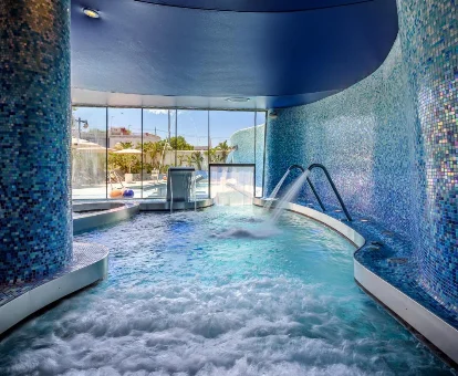 Piscina localizada en el spa del hotel Las Arenas en Valencia