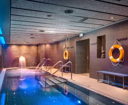 Piscina interior localizada en el spa del Gran Hotel Las Fuentes de Fantasía en Alcossebre
