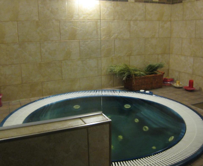Bañera de hidromasaje ubicada en el spa de La Posada Las Mayas en Quintanar de la Sierra