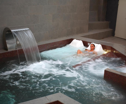 Bañera de hidromasaje de los Apartamentos con spa Las Sirenas en Viveiro