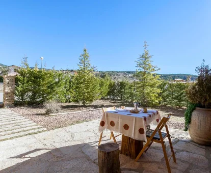 Patio de la Casa con spa Las Tinajas en Alcalá de la Selva