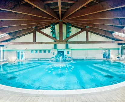 Piscina interor del hotel con spa Lobios Caldaria en Bubaces