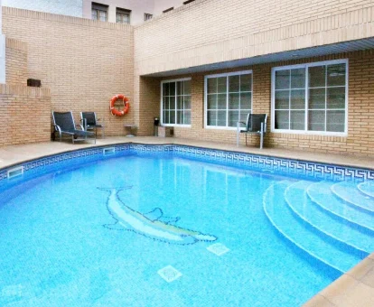 Piscina ubicada en el Aparthotel con spa Los girasoles, Zaragoza. 