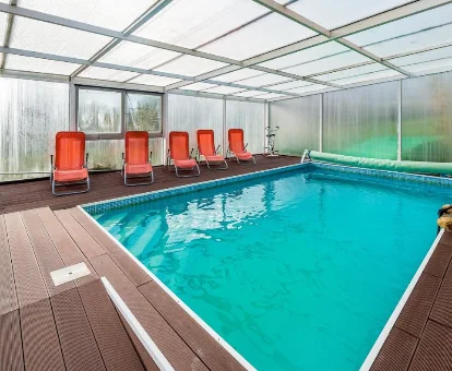 Piscina interior ubicada en la Casa Rural Los Montejos & Spa. Valverde del Fresno