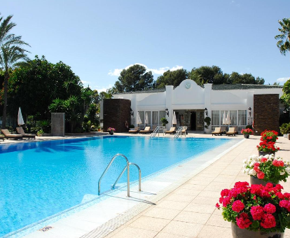 Piscina al aire libre del hotel con spa Los Monteros en Marbella