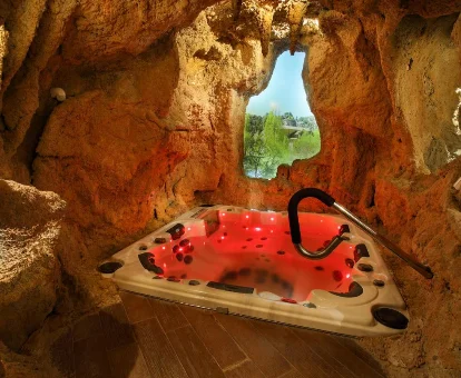 Zona spa con jacuzzi de la Posada Los Templarios en Ucero