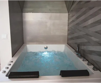 Jacuzzi del spa ubicado en el hotel Love in the Loft en Babilafuente