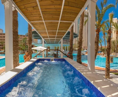 Piscina de hidromasaje del hotel Magic Tropical Splash en Cala de Finestrat