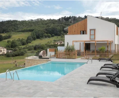 Piscina al aire libre del hotel con spa Malkorra en Oiartzun