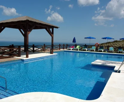 Piscina al aire libre del apartamento con spa Manilva Green en Manilva