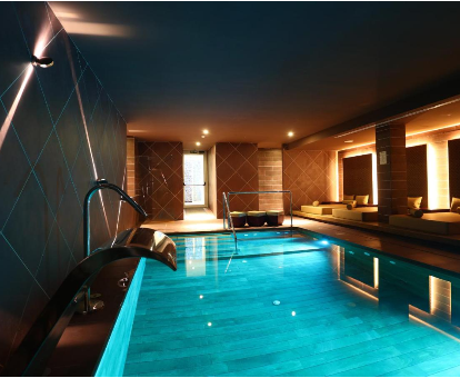 Piscina interior con fuentes y regaderas de presion del spa Ubicado en el hotel Mar Azul Cala Ratjada