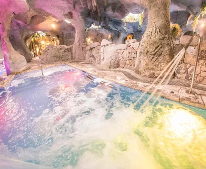 Piscina con chorros de hidromasaje del Spa estilo cueva del Hotel & Spa María Manuela 