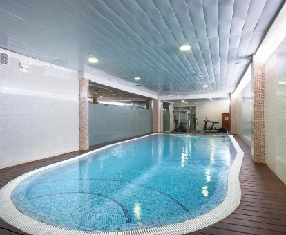 Piscina interior de hidromasaje del Hotel MarsSenses Paradise Club en Cala'n Bosch