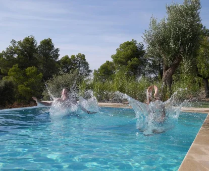 Piscina al aire libre del hotel con spa Mas de la Costa en Valderrobres