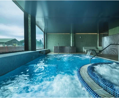 Piscina con hidromasaje del Spa del Hotel Mas Solà en Santa Coloma de Farners