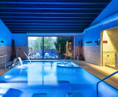 Piscina interior con duchas para masajes del Spa del Hotel Mas Tapiolas en Santa Cristina d'Aro