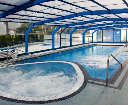 Piscina y jacuzzi con sistemas de hidromasaje del Spa ubicado en el Hotel Masd Mediterraneo, Castelldefels