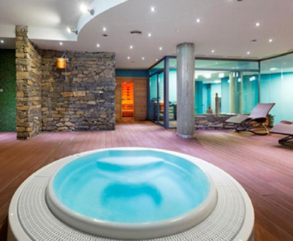 Bañera de hidromasaja del spa ubicado en el Hotel MasMonzon en Monzón