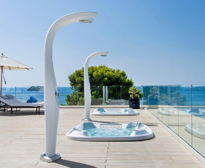 Bañeras de hidromasaje al aire libre, del spa ubicado en ME Ibiza en Santa Eularia des Riu