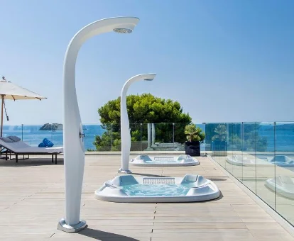 Bañeras de hidromasaje al aire libre, del spa ubicado en ME Ibiza en Santa Eularia des Riu