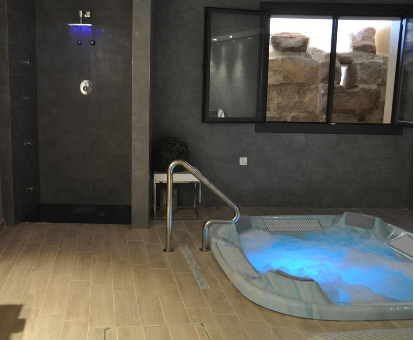 Bañera de hidromasaje en zona spa, Hotel MediaSalim en Medinaceli
